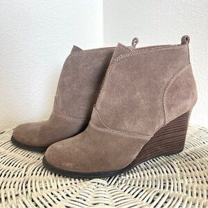 Lucky Brand Women’s Suede Wedge Ankle Bootie Tan Taupe Size 8